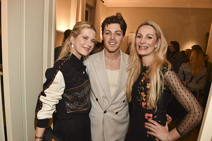 Christine Würfel Strauss, Niklas Mosch, Julia Pohl: Sarah Kronsbein & HERMANN luden zum Ausstellungs-Debüt Alice im Wunderland, Maximilianstrasse  München am 12.03.2024 / Foto: BrauerPhotos / Goran Nitschke 